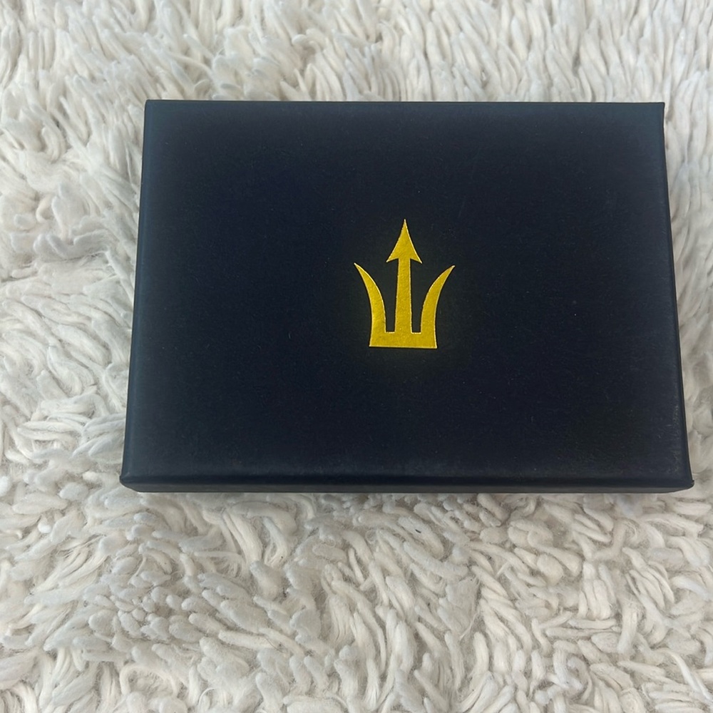 Spear brands camo card holder with gold ring new in the box